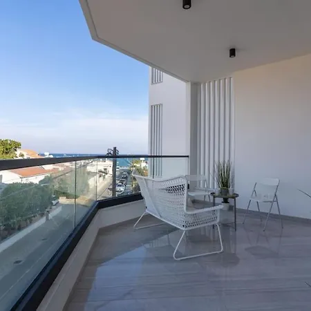 Thalassa 2-bedroom In アパート