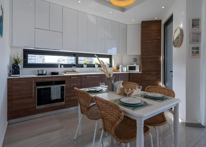 Thalassa 2-bedroom In アパート